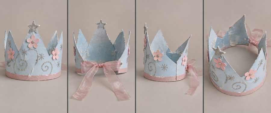 Corona de papel azul con flores rosas
